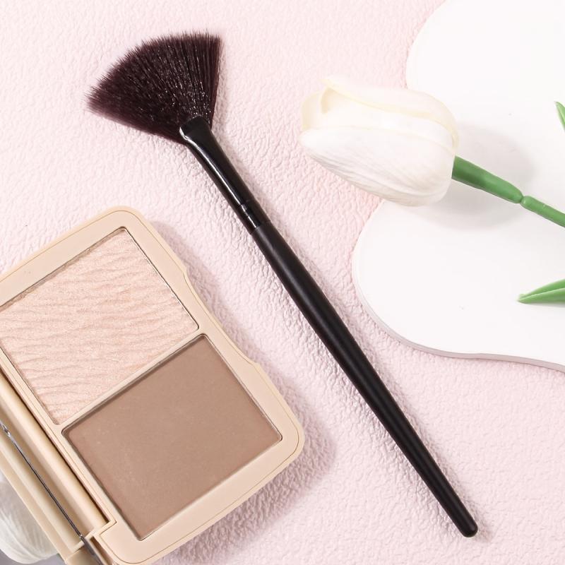 Fan Shape Blush Brush Makeup Tool Highlighter Powder Facial Mask Brush