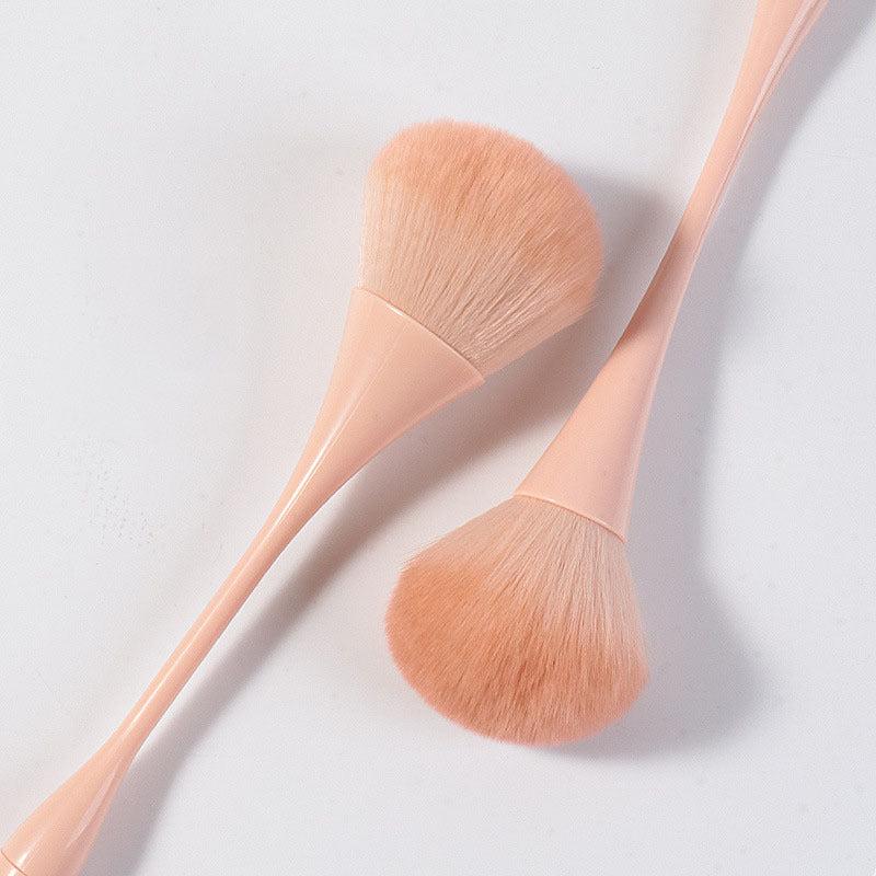 Fluffy Blush Powder Brush with Ergonomic Handle for Daily Makeup