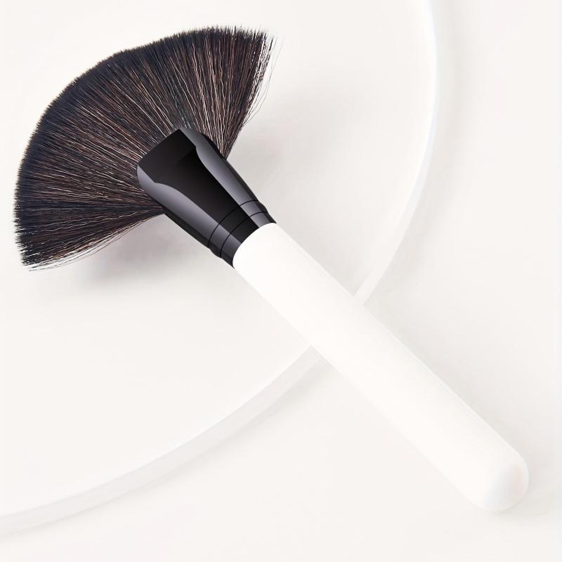Fan Makeup Brush Professional Highlighting Blush Bronzer Brush
