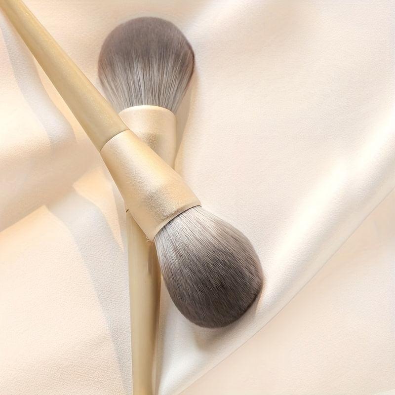 Fluffy Powder Face Brush for Contouring & Defining - Vegan & Cruelty-Free