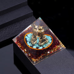 Natural Thug Guanyin Pyramid with Red Garnet Gravel Decoration