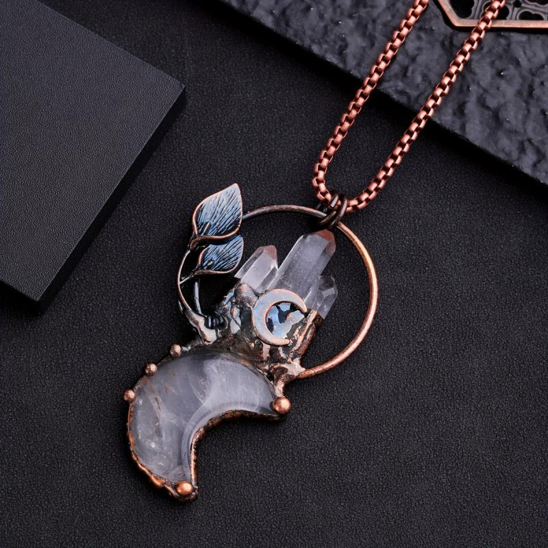 Retro Crystal Leaf Crescent Pendant Necklace for Mothers and Girlfriends