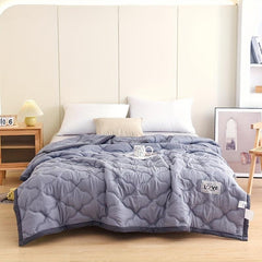 Soft Summer Quilt Skin Friendly Bedding for Bedroom and Guest Room