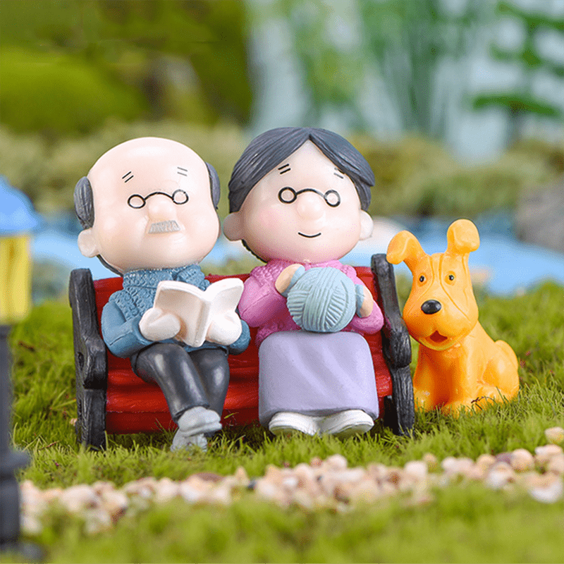 Realistic Old Couple Statue Set for Garden and Home Decor