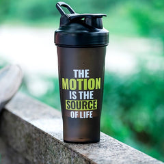 Large Capacity Protein Shaker Bottle 600ml 20oz with Stirring Balls and Straw