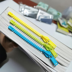 1pc Creative Zipper Bookmark Random