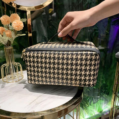Stylish Houndstooth Pattern Cosmetic Handbag Zipper Makeup Bag