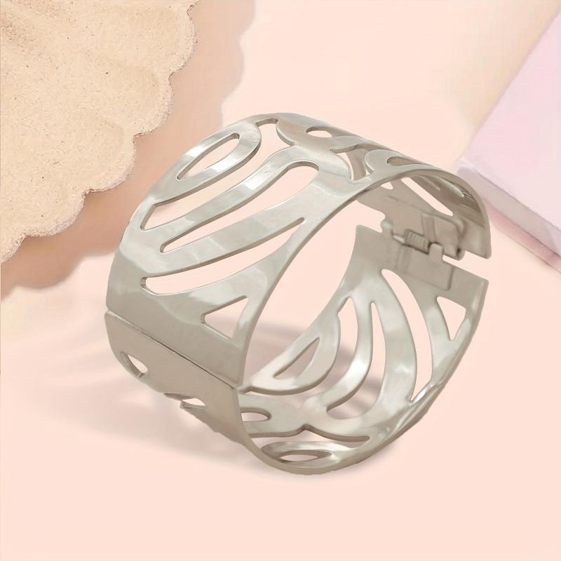 Hollow Pattern Metal Open Bracelet Women's Flower Bracelet