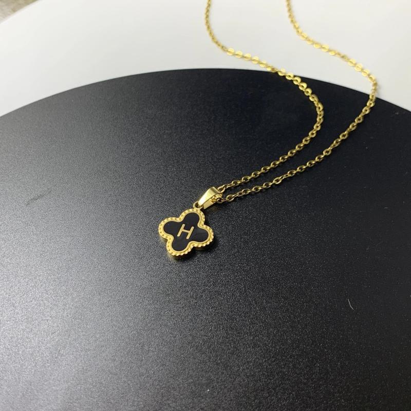 Elegant 26 Letter H Necklace with Four Leaf Clover Pendant