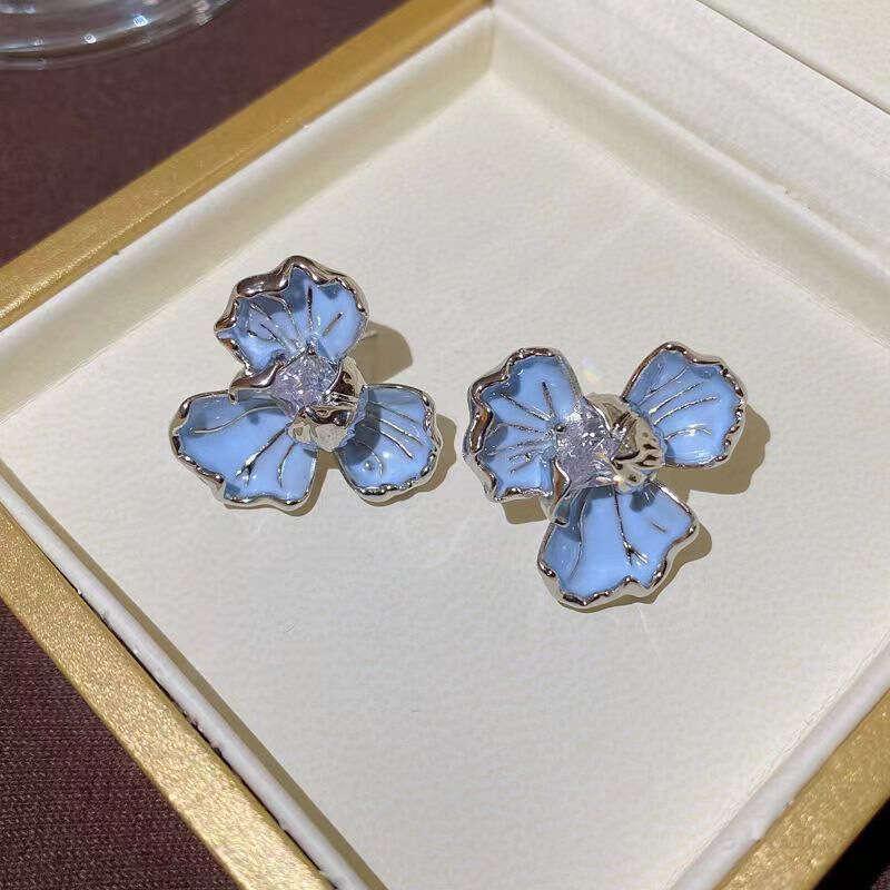 Temperament Flower Sense Light Ear Stud Earrings