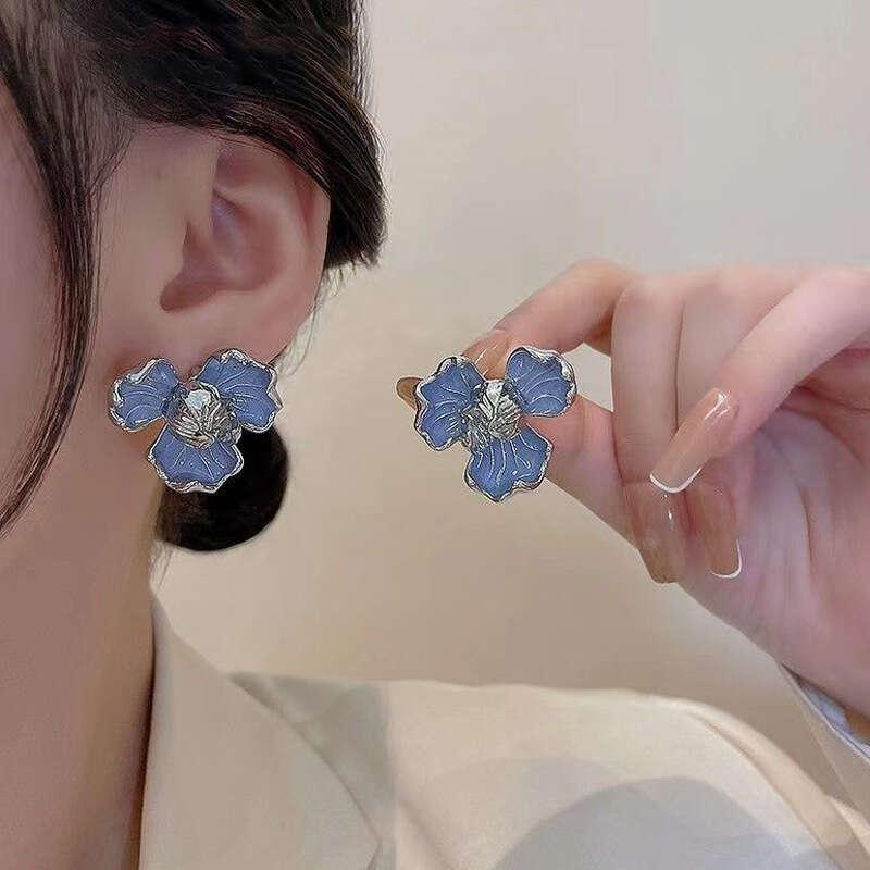 Temperament Flower Sense Light Ear Stud Earrings
