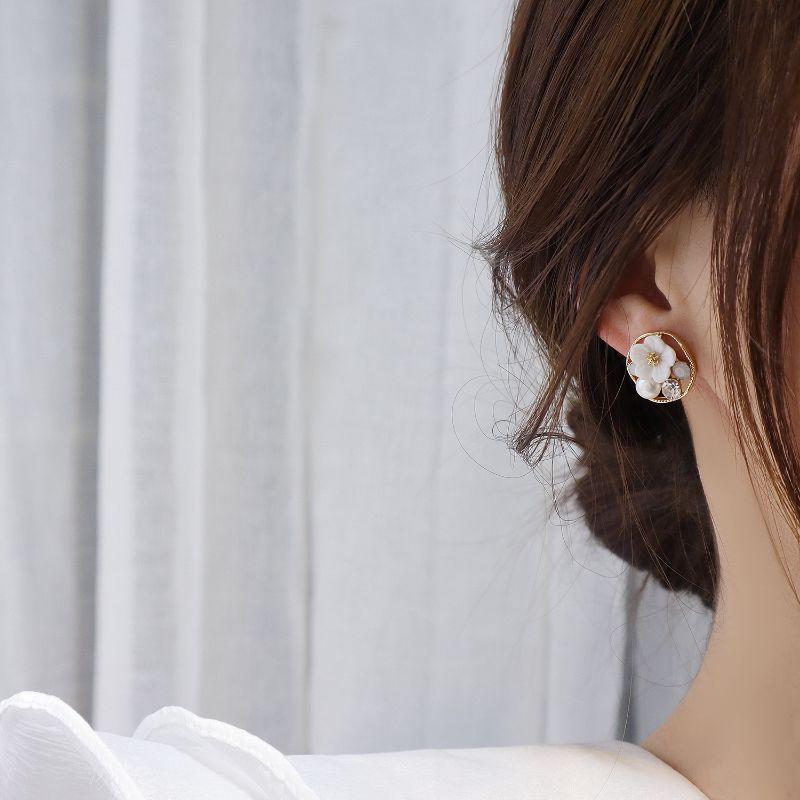 Geometric Round Stud Earrings with Artificial Diamond & Faux Pearl