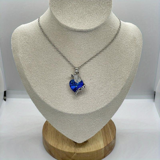 Wolf and Heart Crystal Pendant Necklace - Ideal Gift for Any Occasion
