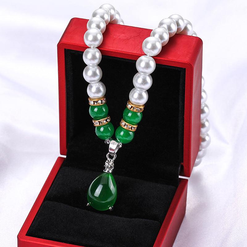 Middle-aged Mom's Pearl Necklace - Elegant Clavicle Accessory