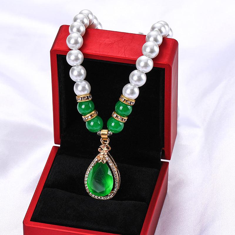 Middle-aged Mom's Pearl Necklace - Elegant Clavicle Accessory