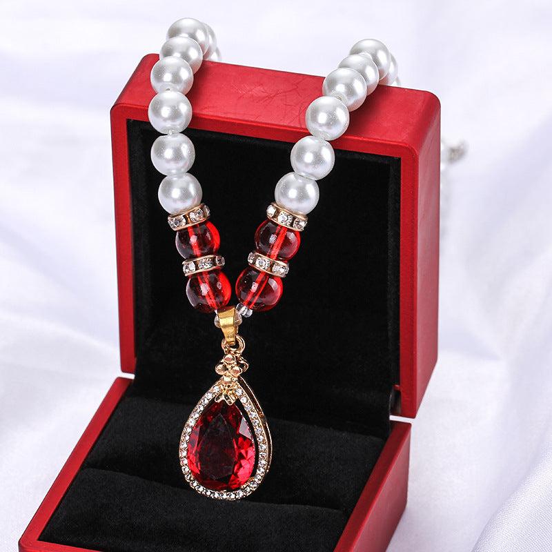 Middle-aged Mom's Pearl Necklace - Elegant Clavicle Accessory
