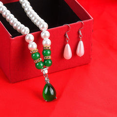 Middle-aged Mom's Pearl Necklace - Elegant Clavicle Accessory