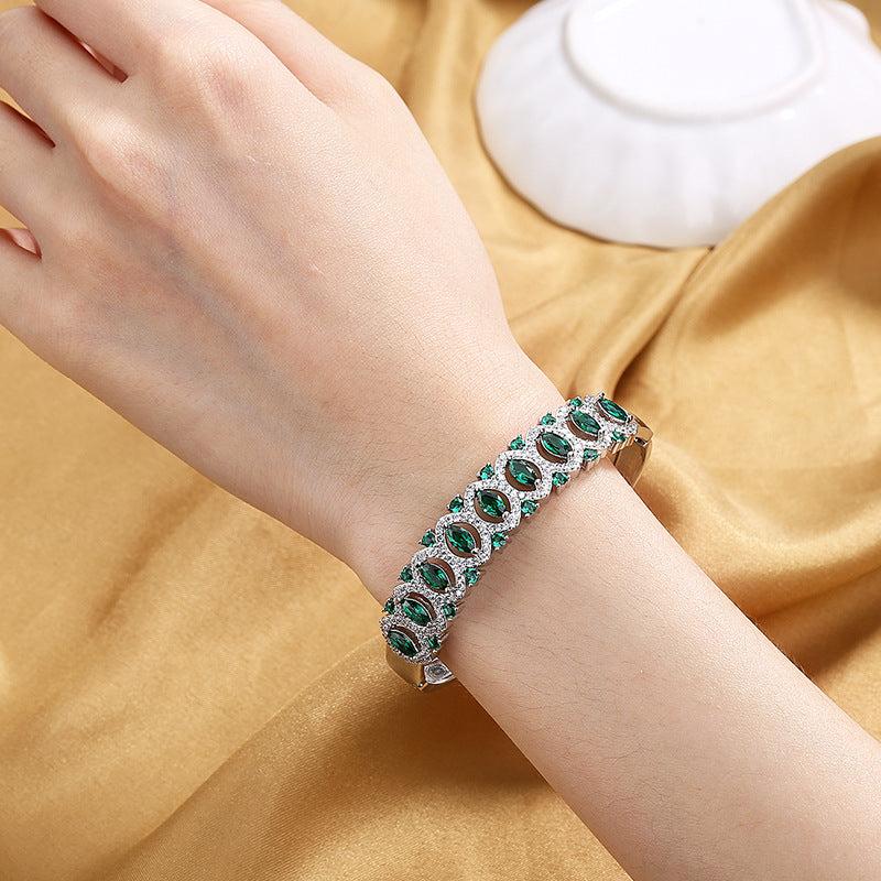 Vintage Silvery Plated Bracelet with Natural Emerald Gemstone for Women
