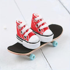 2pcs Mini Finger Shoes Skateboard Elf Doll Shoes Keychains Bird Sneakers Hol
