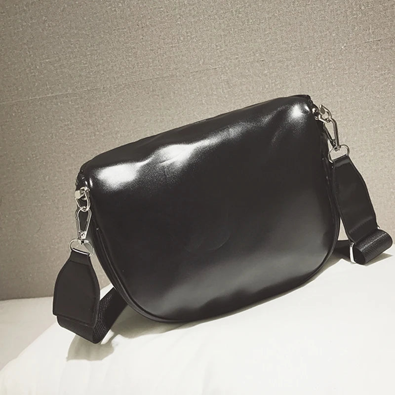 Women's Crossbody Leather Packbag for Hiking