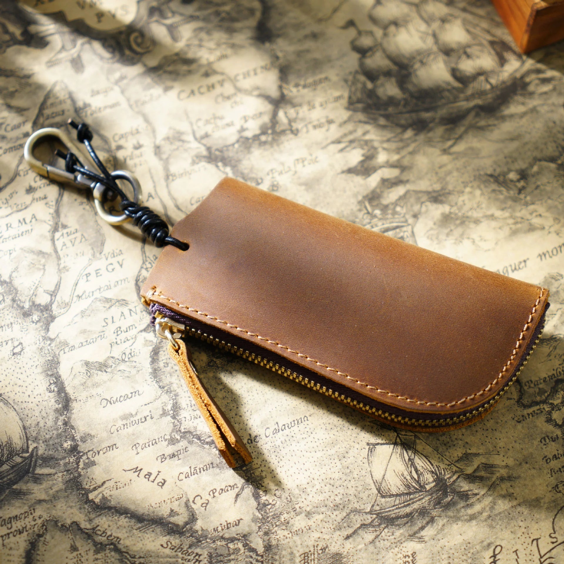Vintage Cowhide Key Storage Bag with Metal Hook