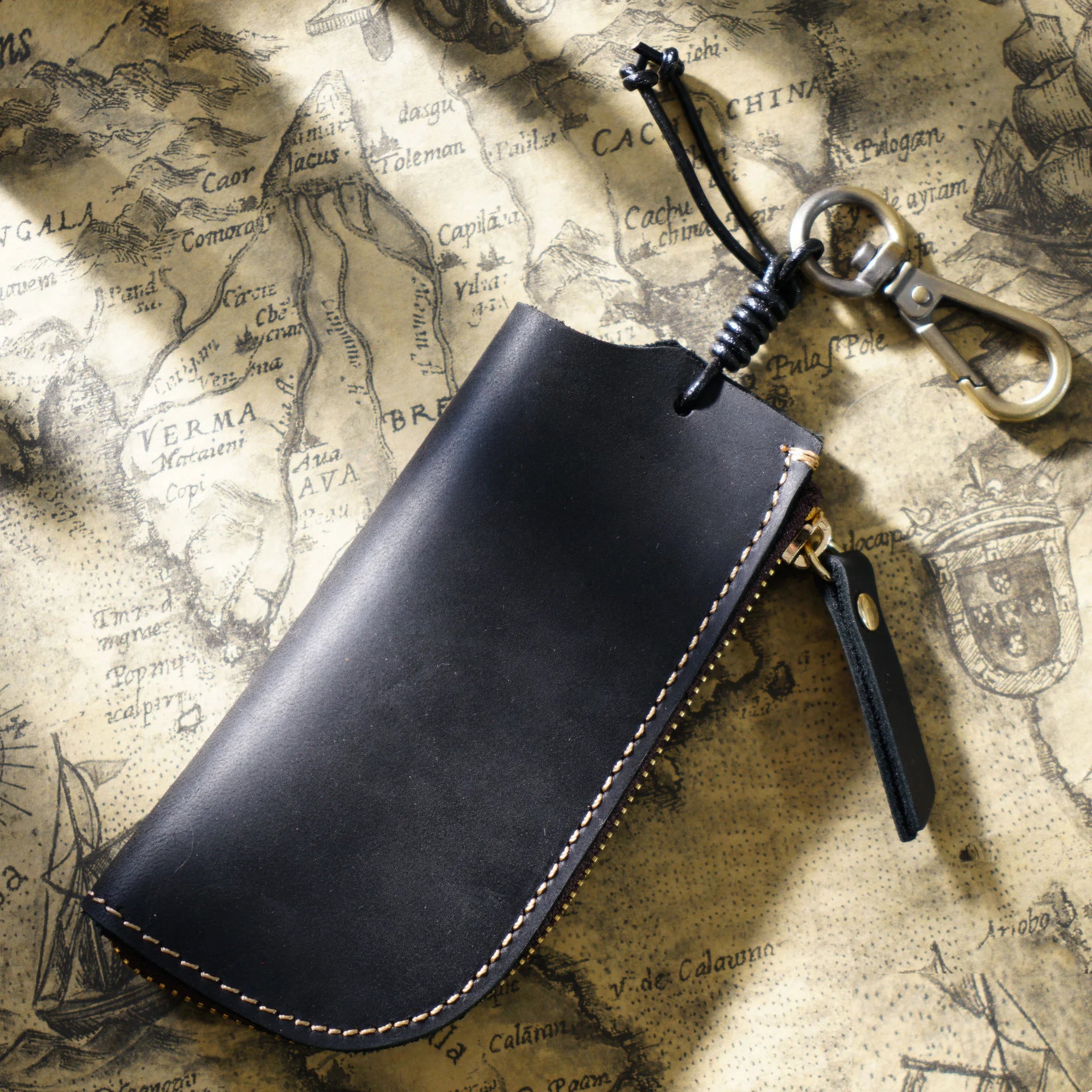 Vintage Cowhide Key Storage Bag with Metal Hook