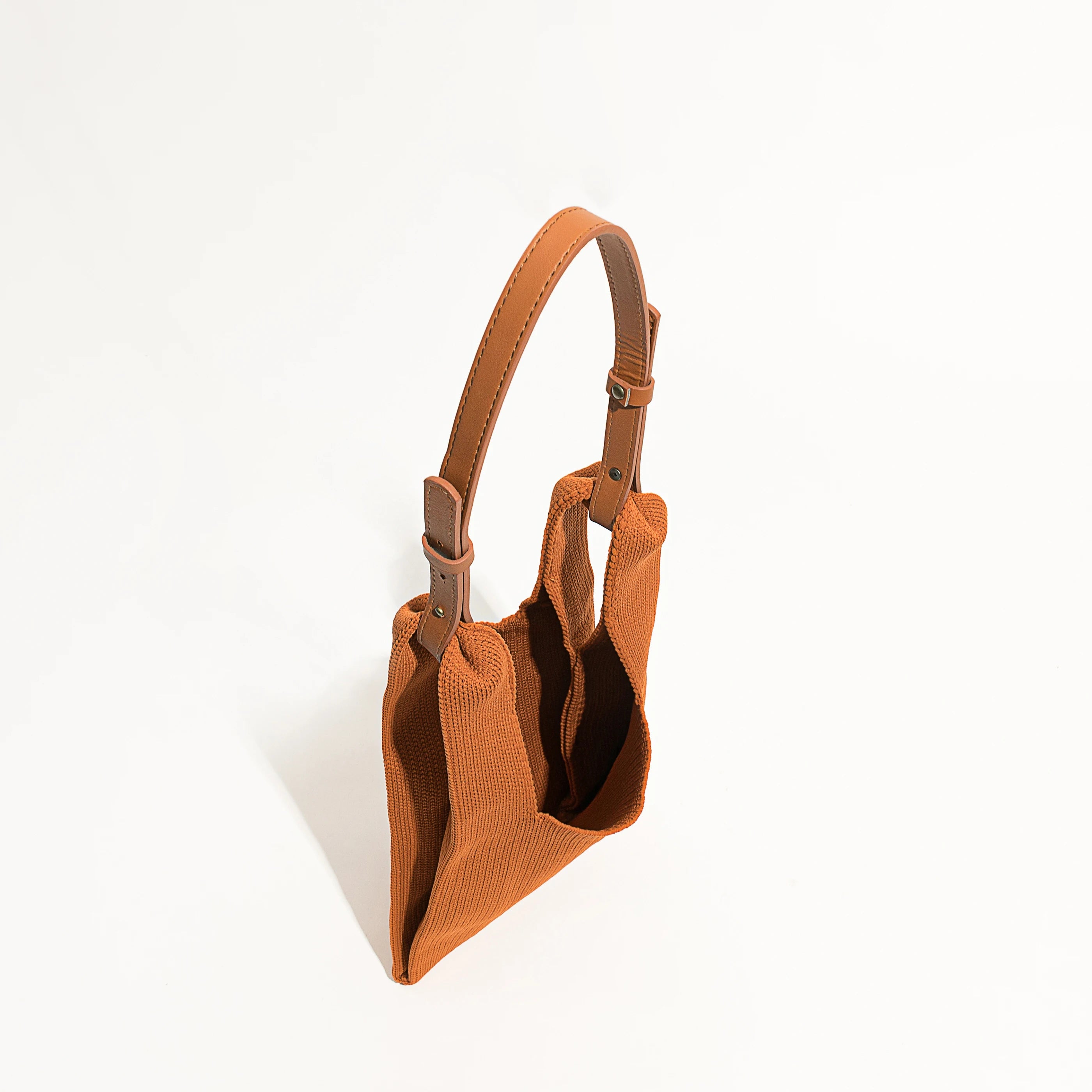 Stylish Knit Shoulder Bag with Leather Strap