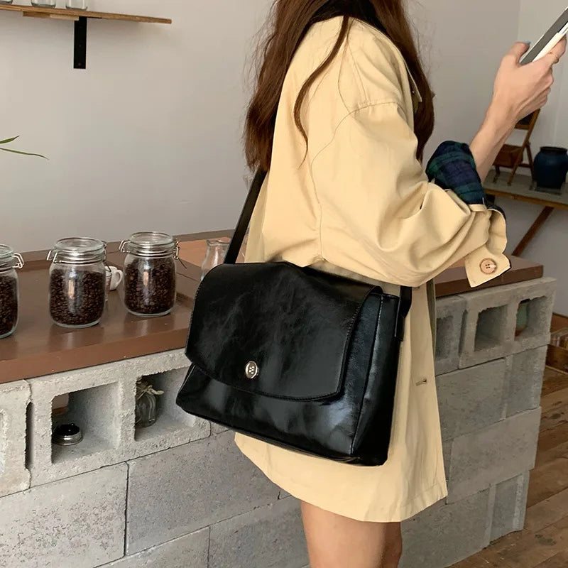 Vintage Large Capacity Messenger Bag for Autumn and Winter