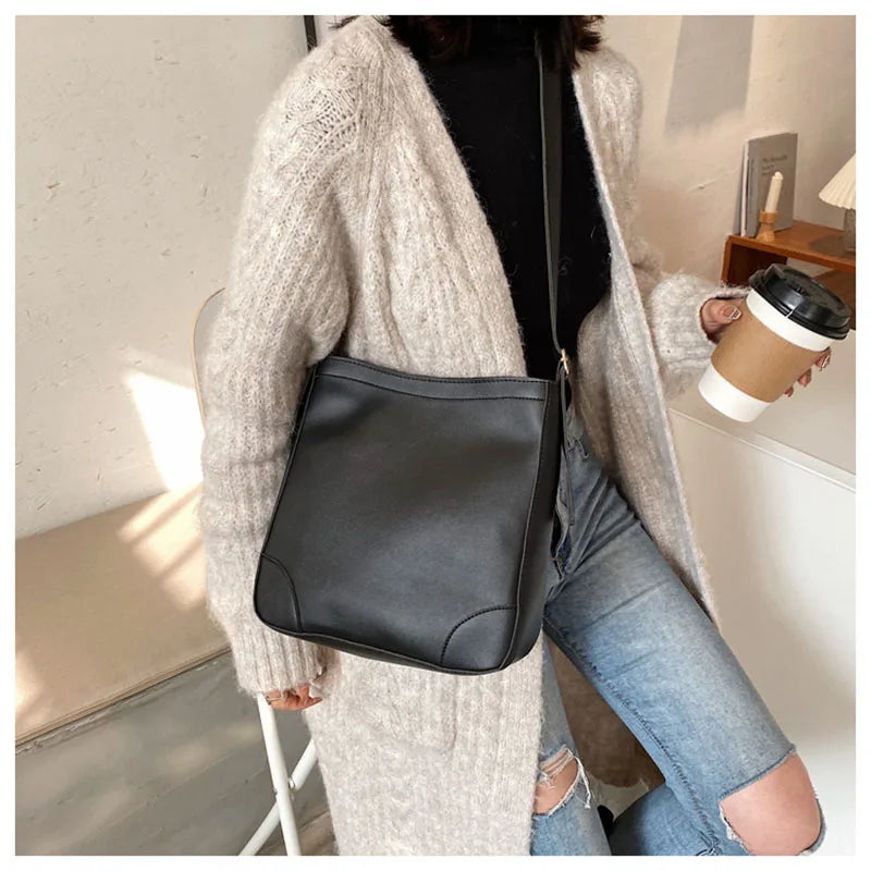 Women's Retro Messenger Bag Large-Capacity Tote
