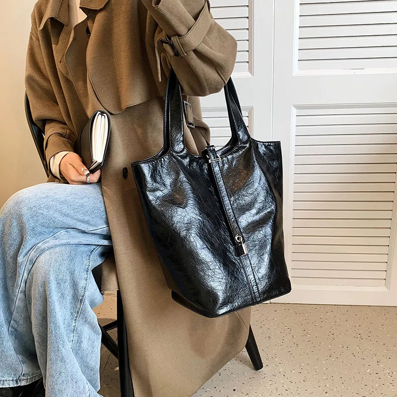 Vintage Oil Leather Shoulder Bag for Women Zipper Bucket Handbag