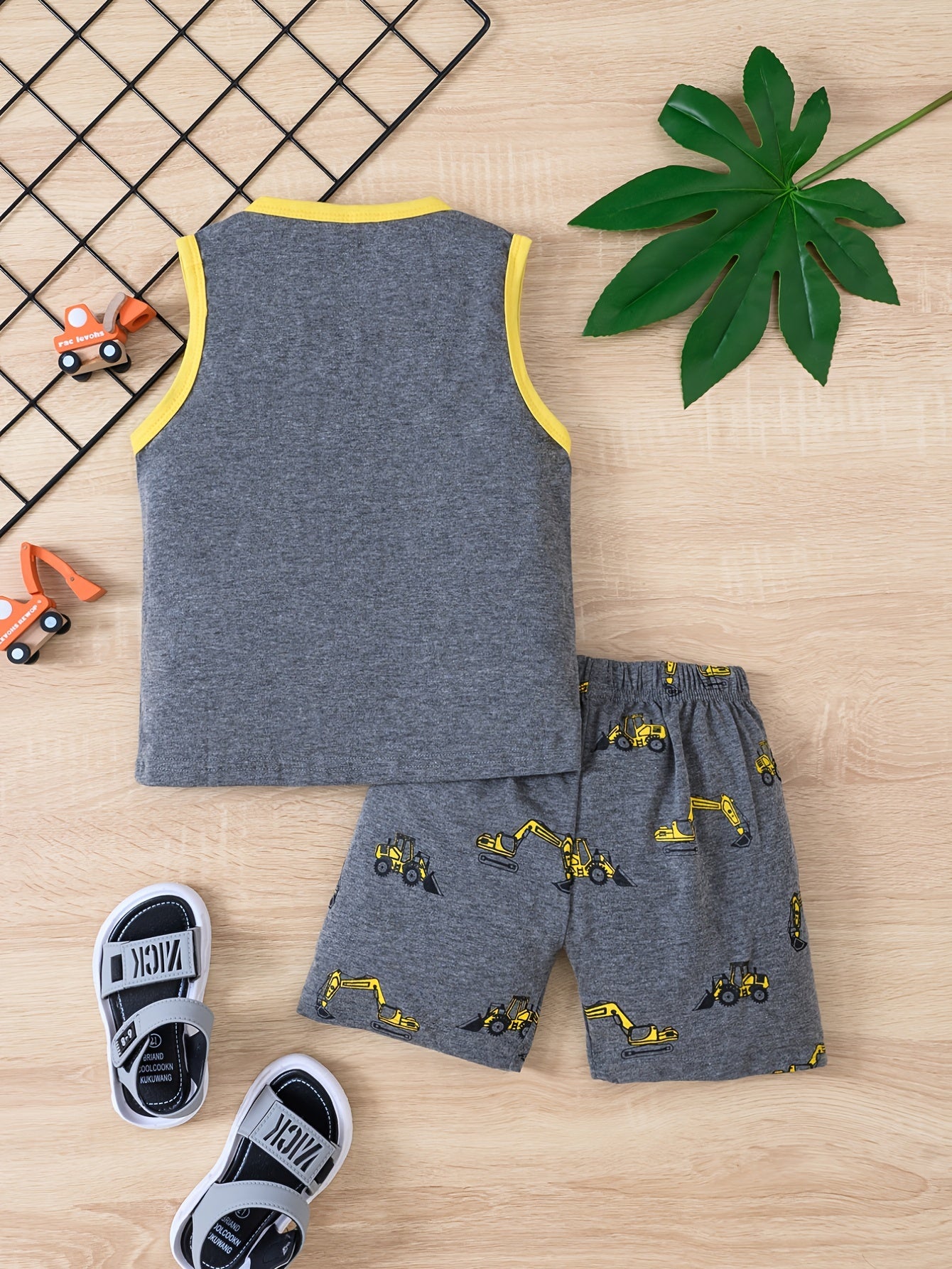 2pcs Excavator Print Tank Top & Shorts Set for Boys