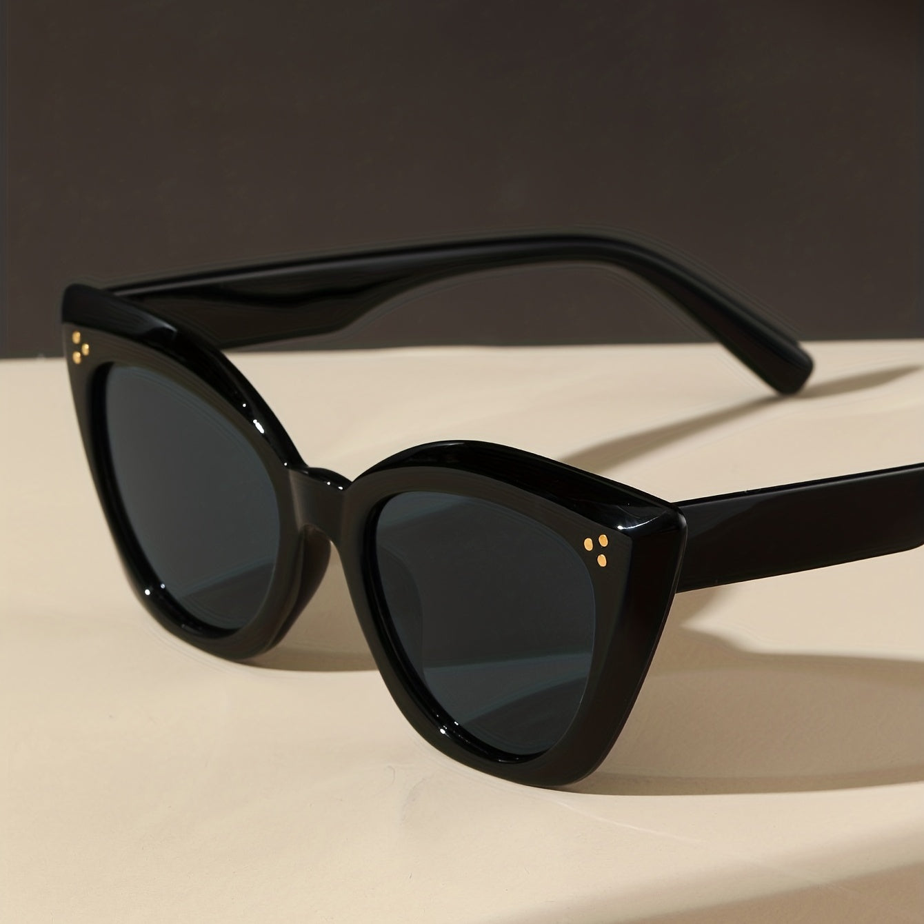 Cat Eye Sunglasses Rivet Anti Glare UV400