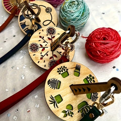 Wooden Wrist Yarn Holder Hand Knitting Tools Portable Red Green