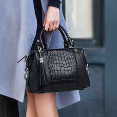 Vintage Leather Tote Bag Crocodile Pattern Zipper Closure Ideal for Commuting