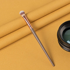 Vegan Eyeshadow Brush for Intense Applications or Controlled Finishes