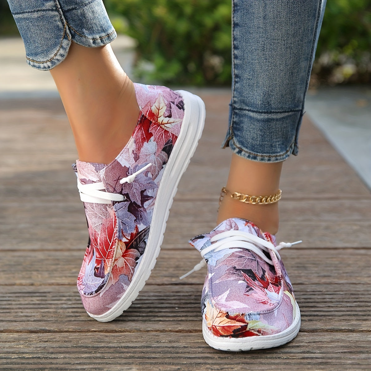 Maple Leaf Print Canvas Lace-Up Low Top Women's Shoes
