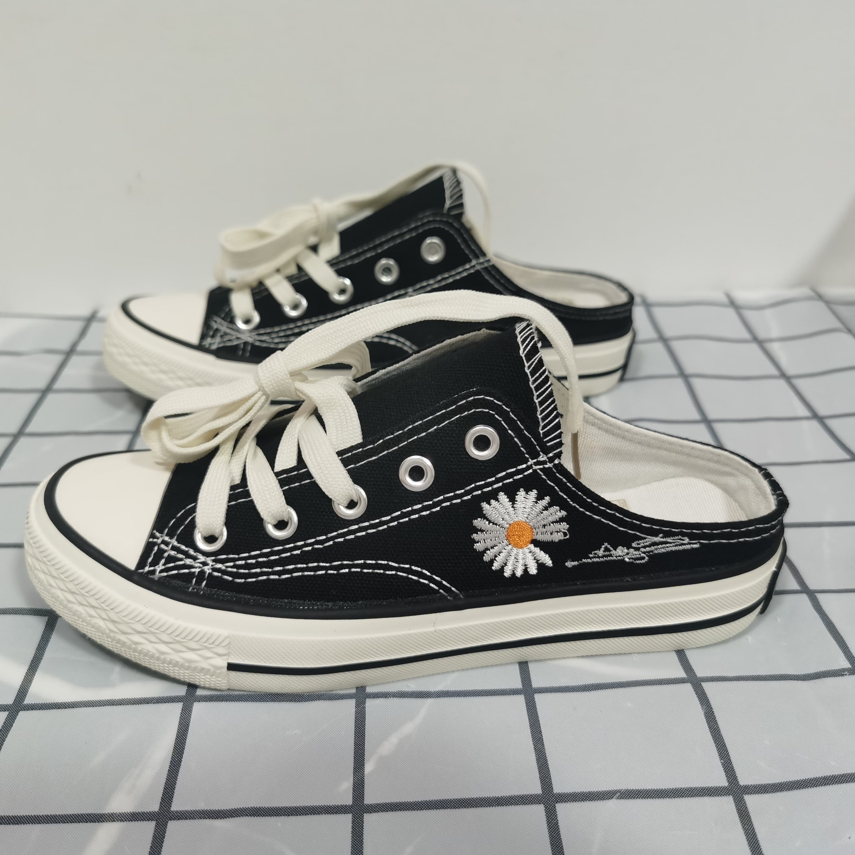 Women's Daisy Embroidered Canvas Mule Shoes