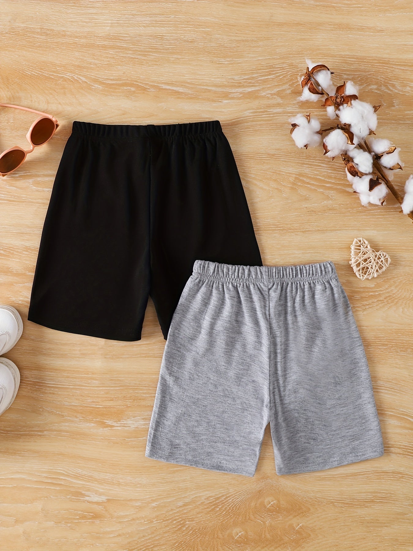 2pcs Girls' Heart Figures Print Casual Shorts Set