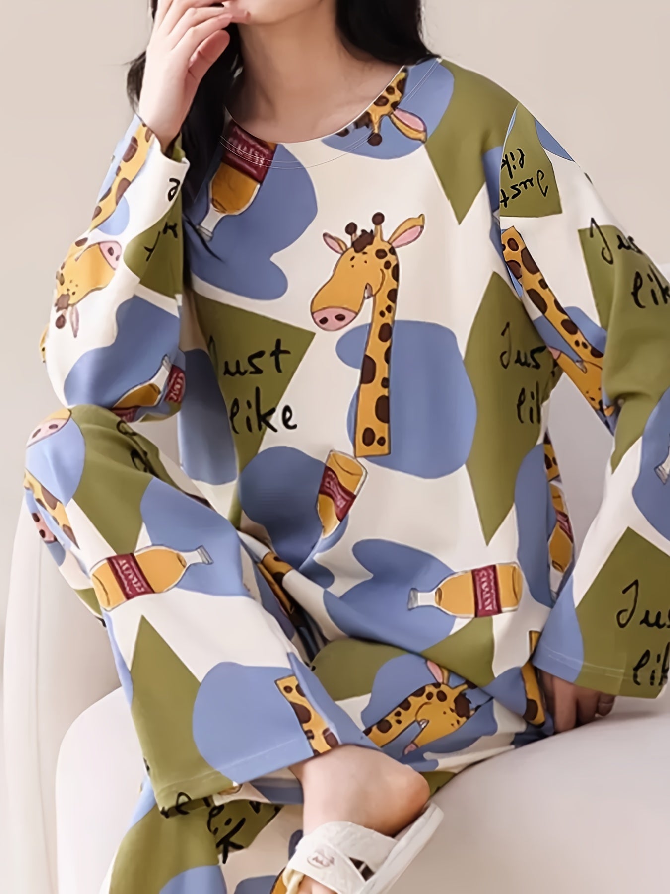 Giraffe Print Pajama Set Long Sleeve Crew Neck Top & Lounge Pants