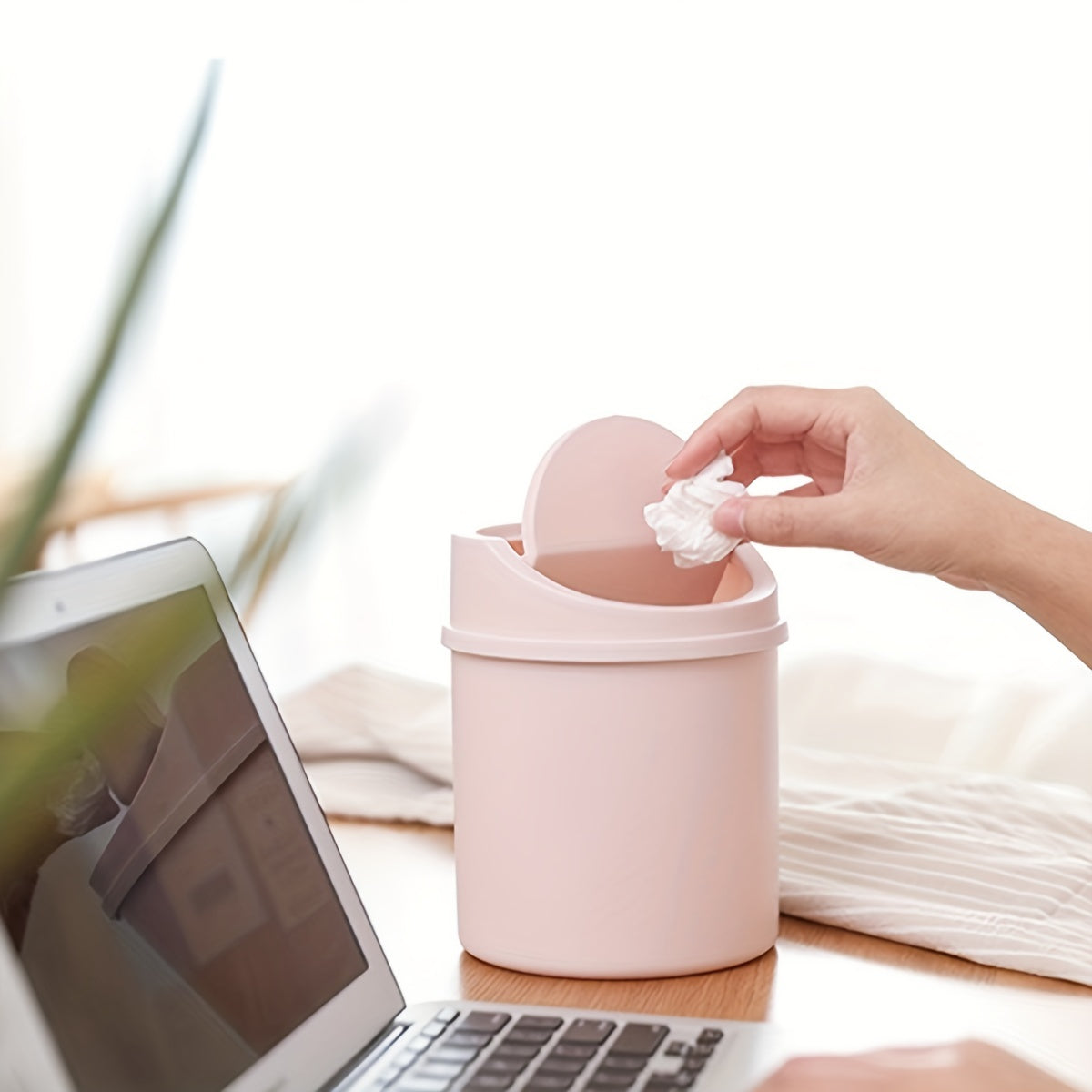 1pc Mini Trash Can with Lid for Living Room Table