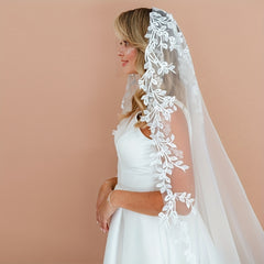 Vintage Lace Bridal Veil with Floral Embroidery