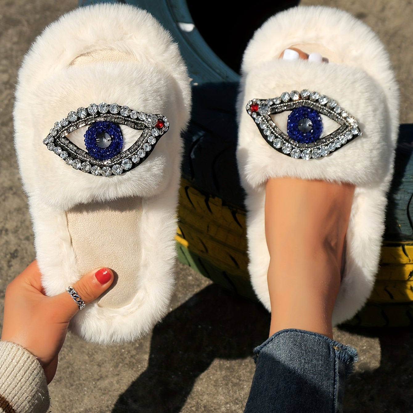 Women's Rhinestone & Eyes Decor Plush Slippers