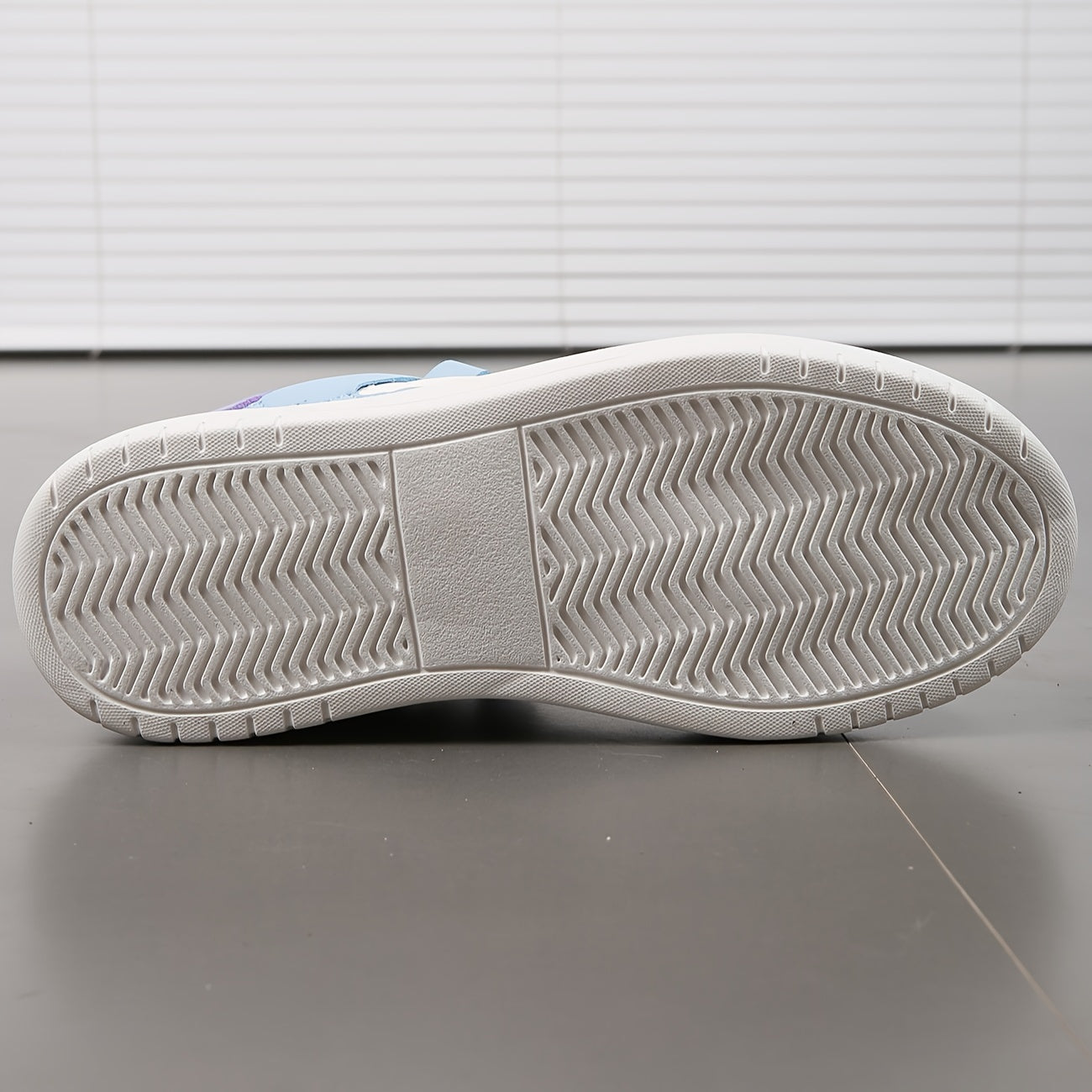 Versatile Flat Sports Shoes Slip-resistant for Outdoor Activities