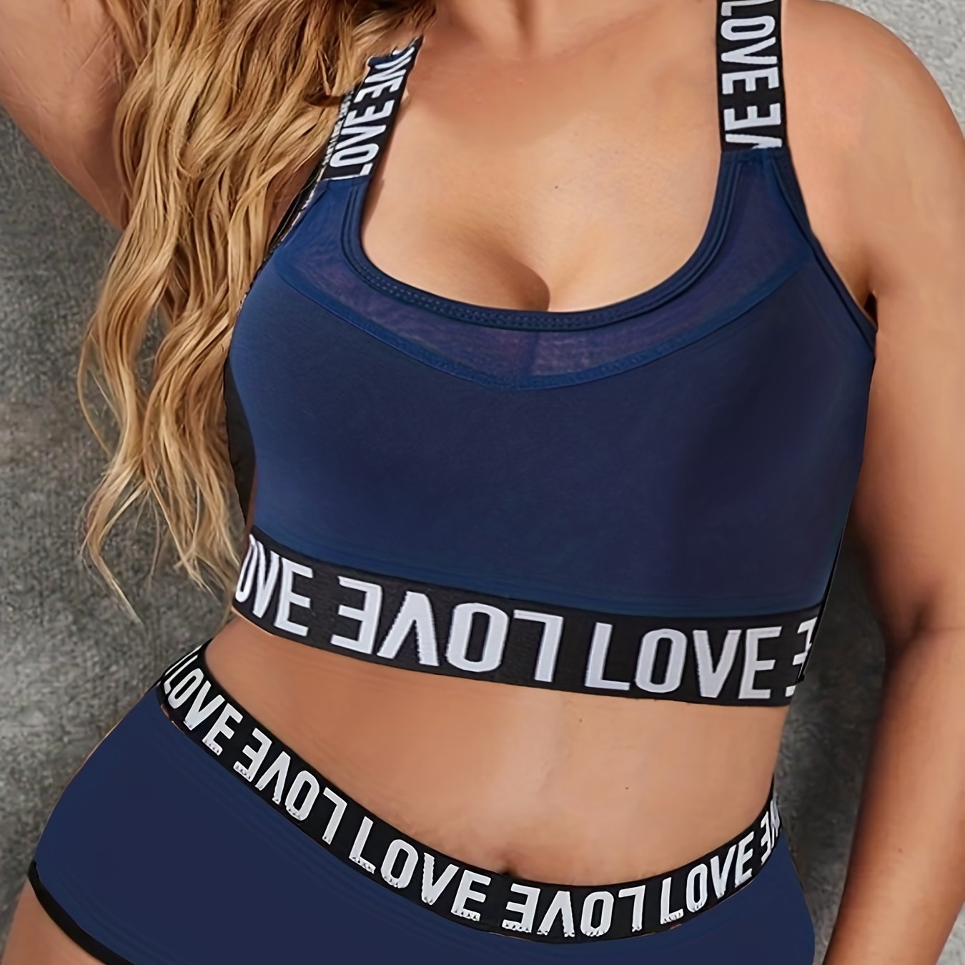 Women's Plus Letter Print Mesh Crisscross Sports Bra With Phone Pockets