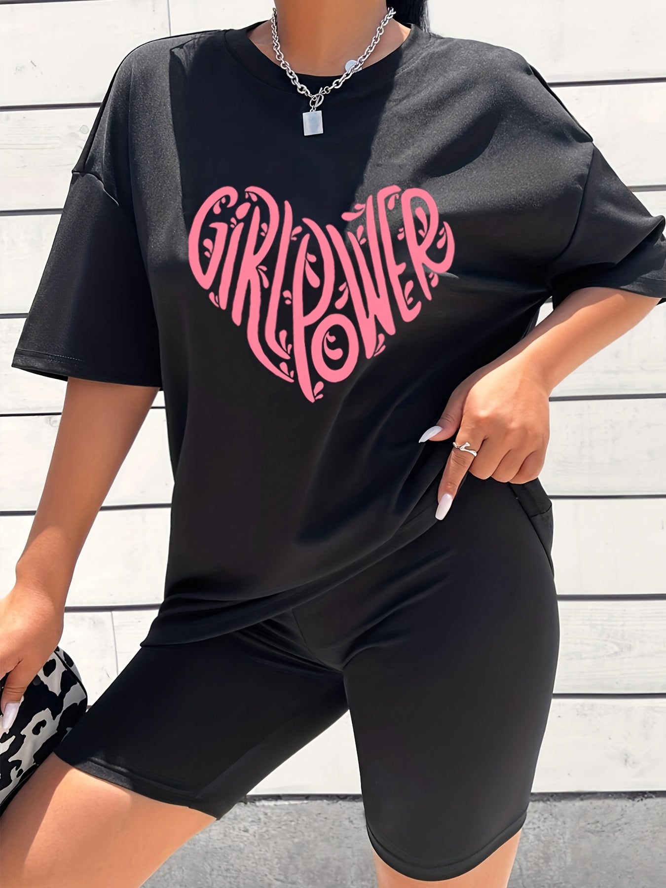 2pcs Heart Graphic Crew Neck T shirts & Solid Shorts Activewear