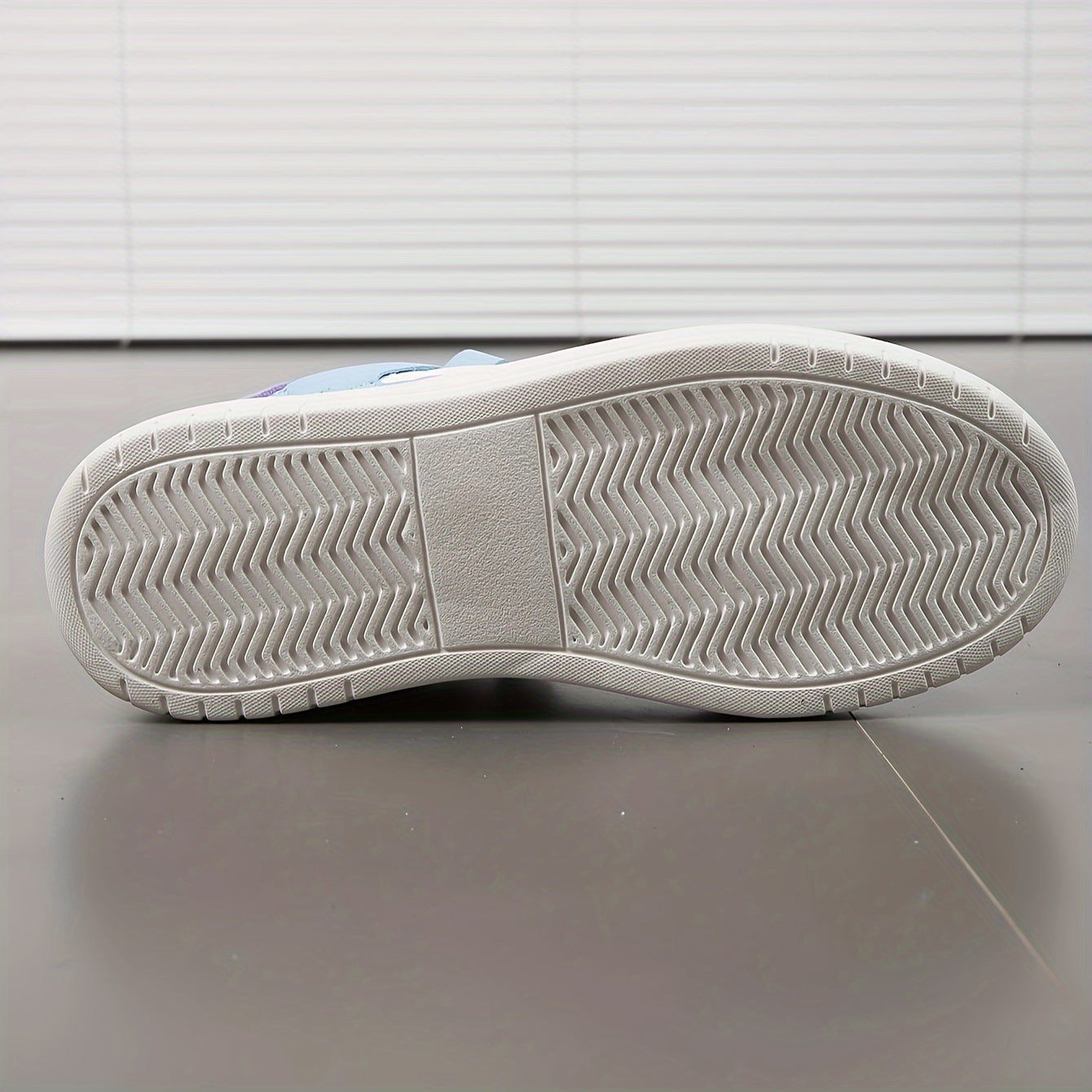 Stylish Slip-Resistant Sports Sneakers for Outdoor Activities