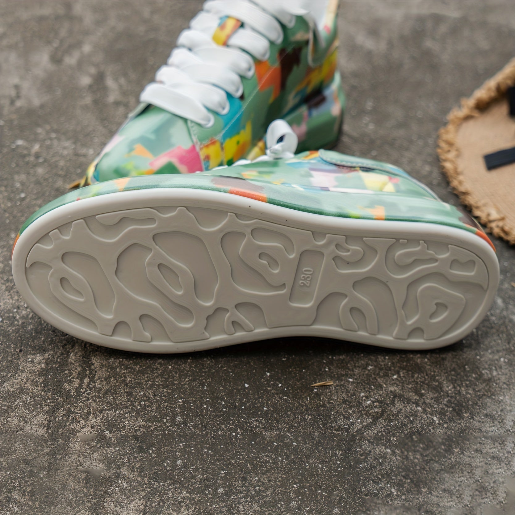 Women's Graffiti Pattern Sneakers Lace Up Outdoor Low Top Walking Shoes