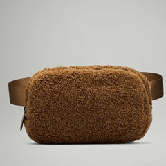 Stay Warm & Stylish This Winter with the Perfect Waist Bag for Outdoor Sports