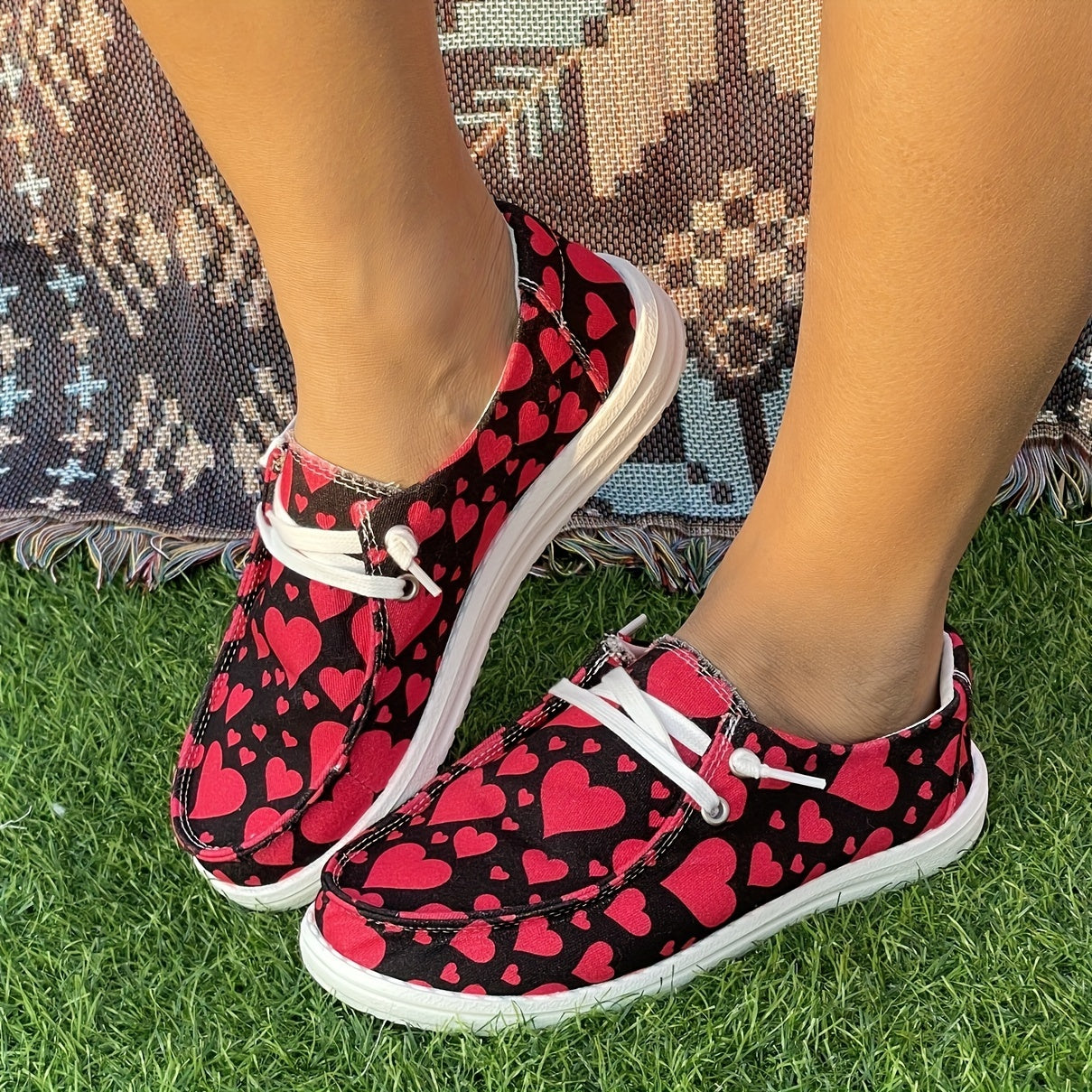 Red Heart Pattern Skateboard Shoes for Women, Lightweight Running Shoes