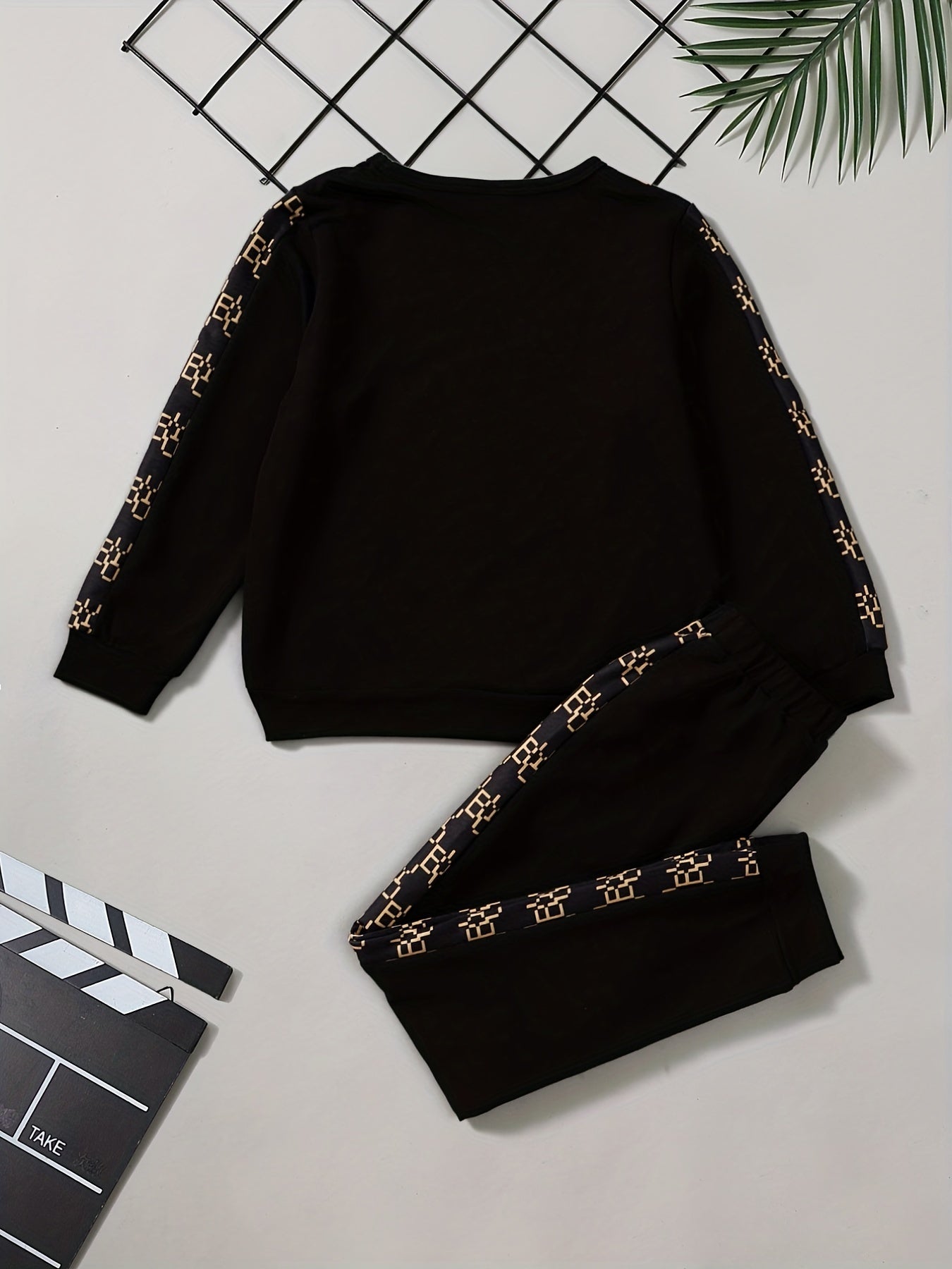 Graphic Print Boys Sweatshirt & Sweatpants Set